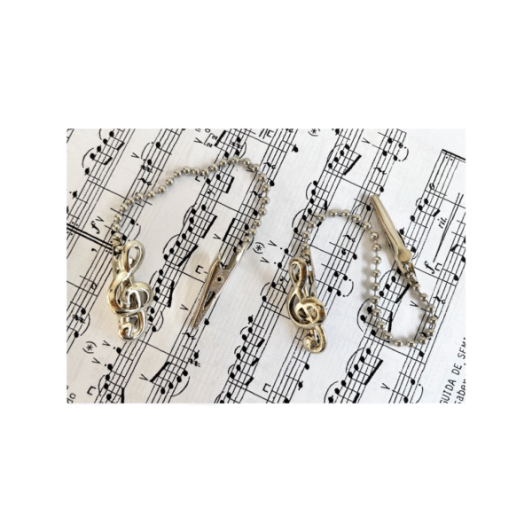 34 - 2025-10-01T143700.977 Prendedor de partitura clipets c/corrente - clave de sol prata - (Par)